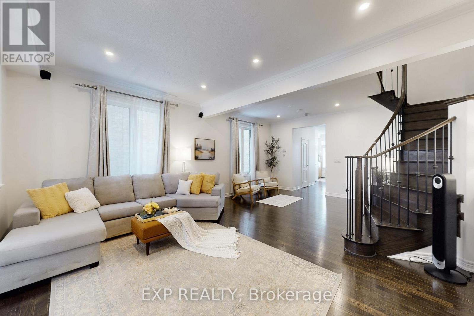 61 Buchanan Crescent, Brampton, Ontario  L6X 5M4 - Photo 4 - W12825916