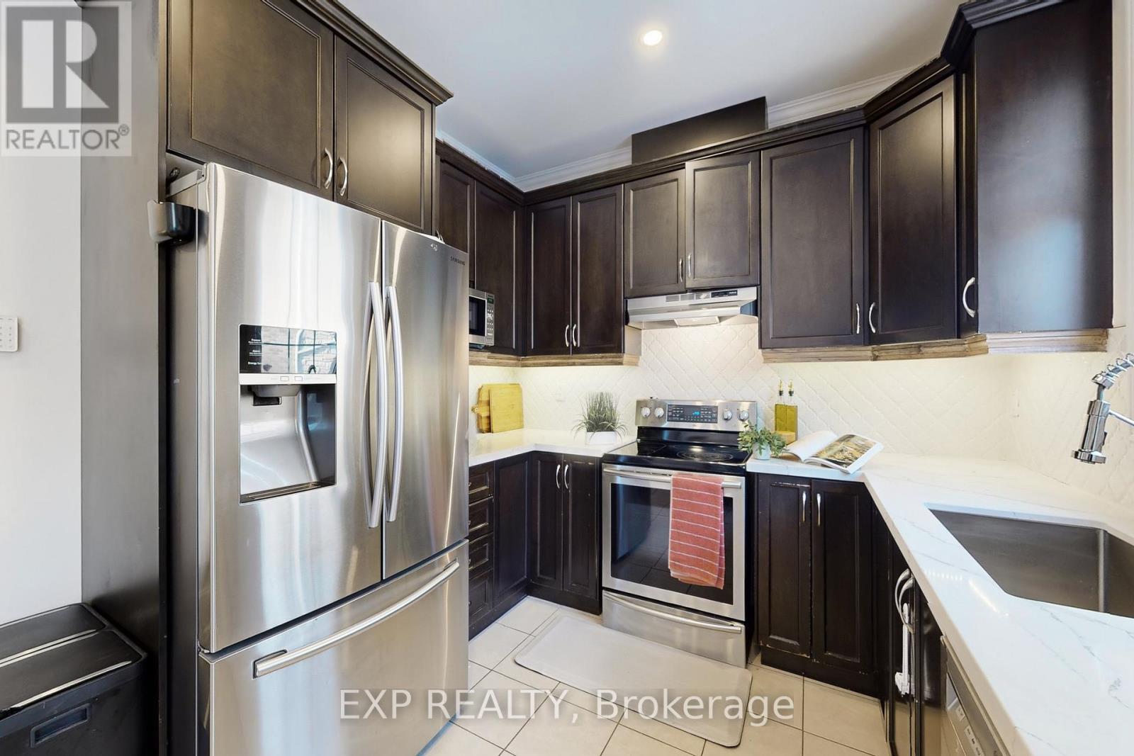 61 Buchanan Crescent, Brampton, Ontario  L6X 5M4 - Photo 7 - W12825916