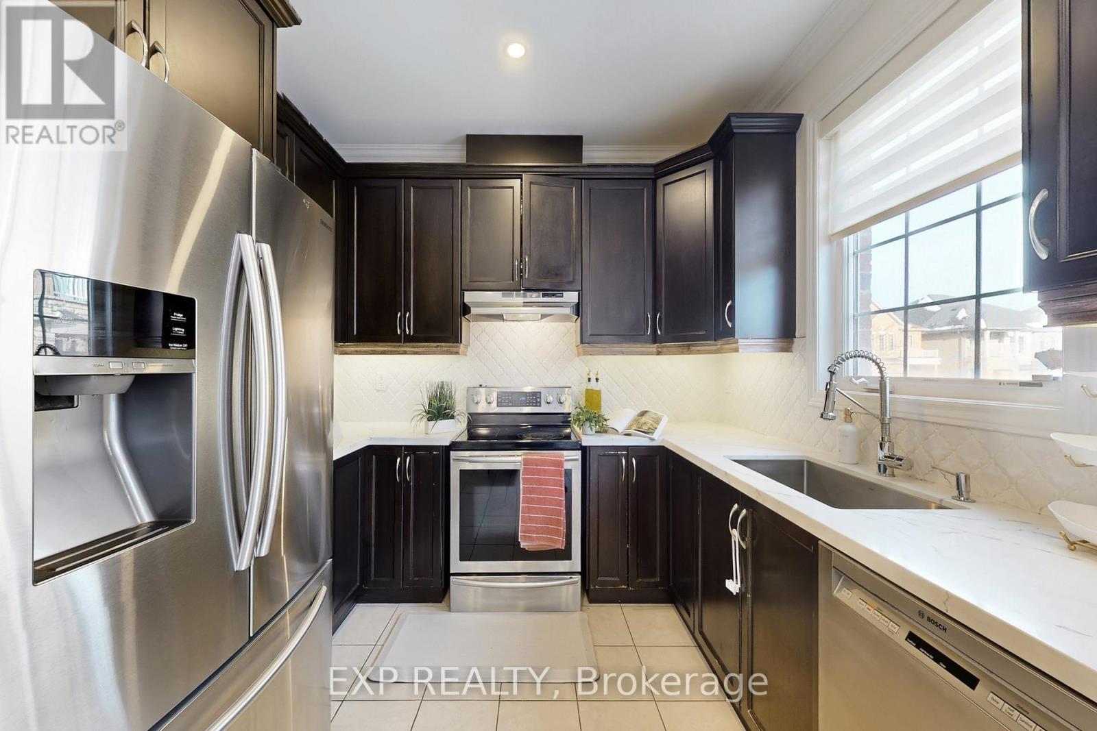 61 Buchanan Crescent, Brampton, Ontario  L6X 5M4 - Photo 8 - W12825916