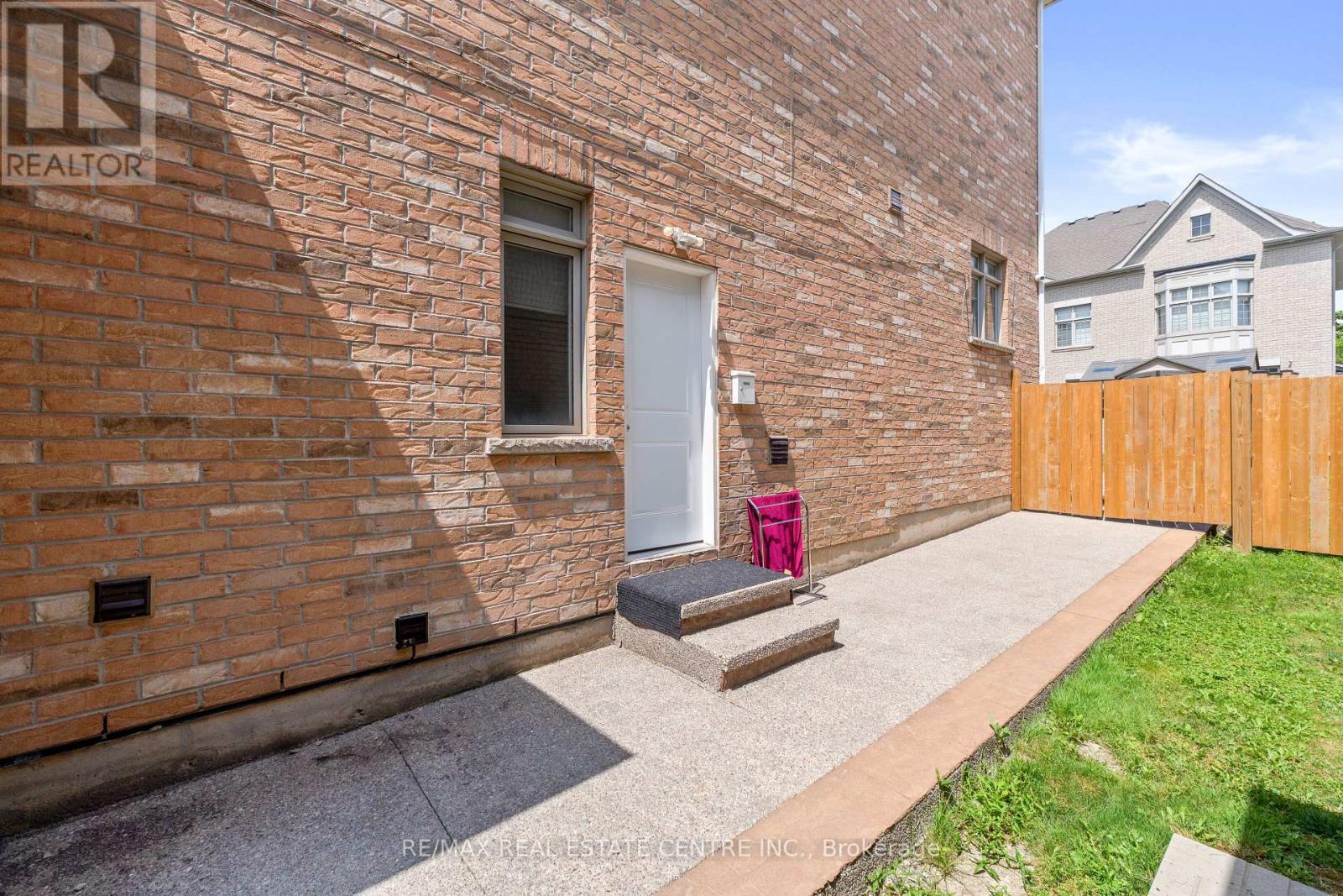 1 Astrantia Way, Brampton, Ontario  L6X 1P3 - Photo 31 - W12825940