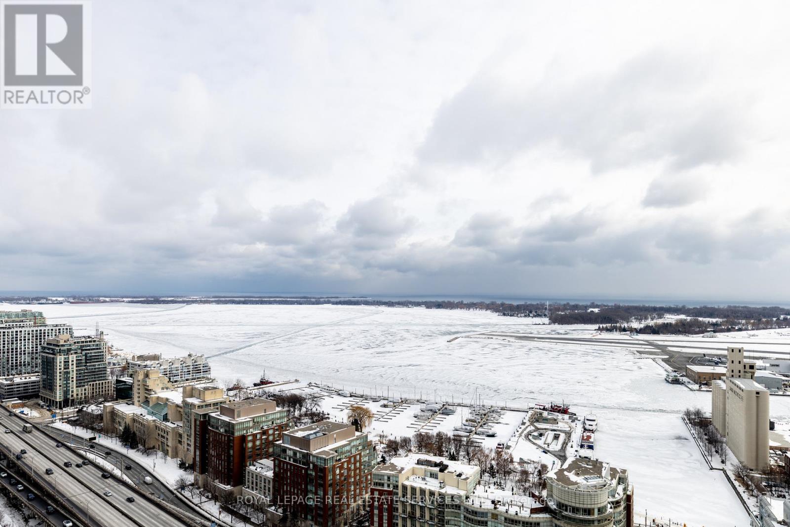 3903 - 75 Queens Wharf Road, Toronto, Ontario  M5V 0J8 - Photo 3 - C12825990