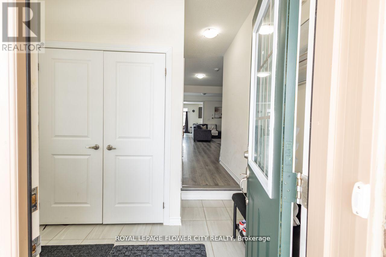 13 Ferragine Crescent, Bradford West Gwillimbury, Ontario  L3Z 2A6 - Photo 7 - N12826066