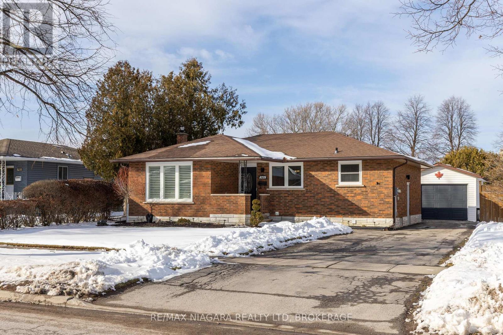 8225 PADDOCK TRAIL DRIVE, Niagara Falls, Ontario