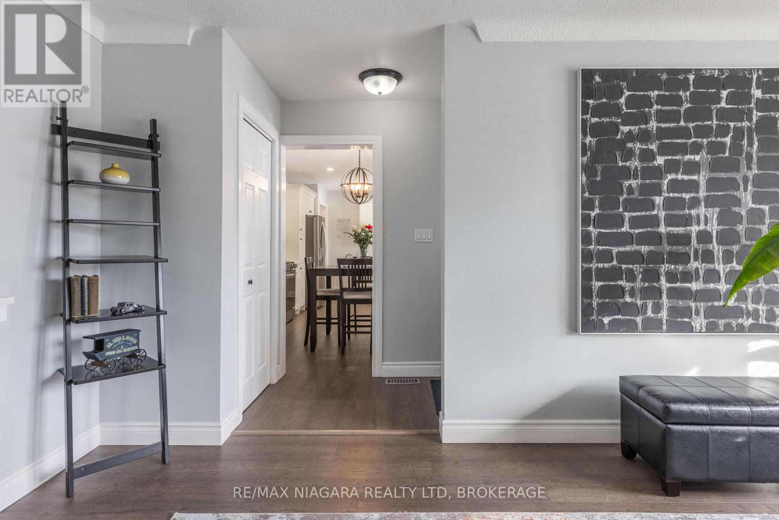 8225 Paddock Trail Drive, Niagara Falls, Ontario  L2H 1X1 - Photo 5 - X12826260