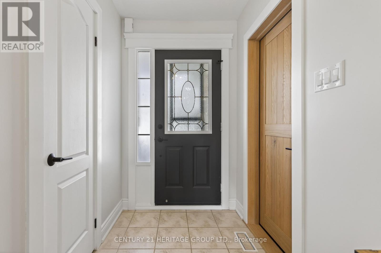 126 Glasgow Crescent, Georgina, Ontario  L4P 4B1 - Photo 2 - N12826210