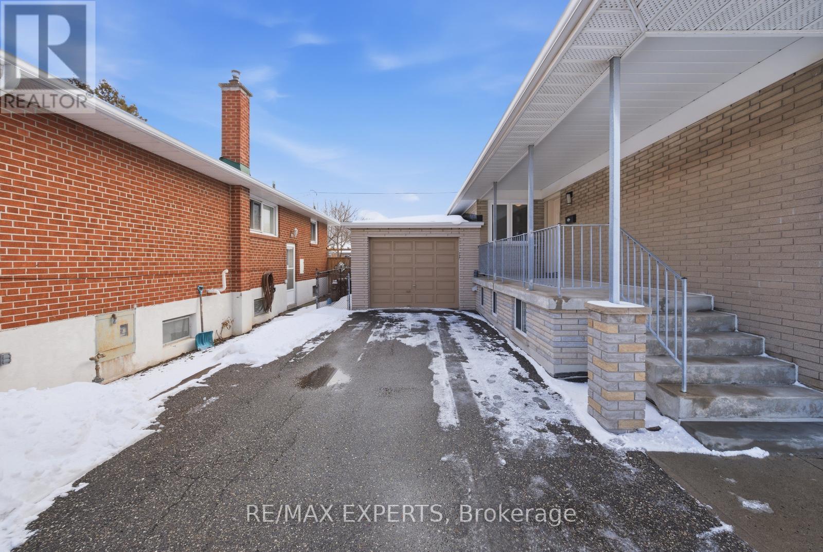 359 The Westway, Toronto, Ontario  M9R 1H1 - Photo 3 - W12826126