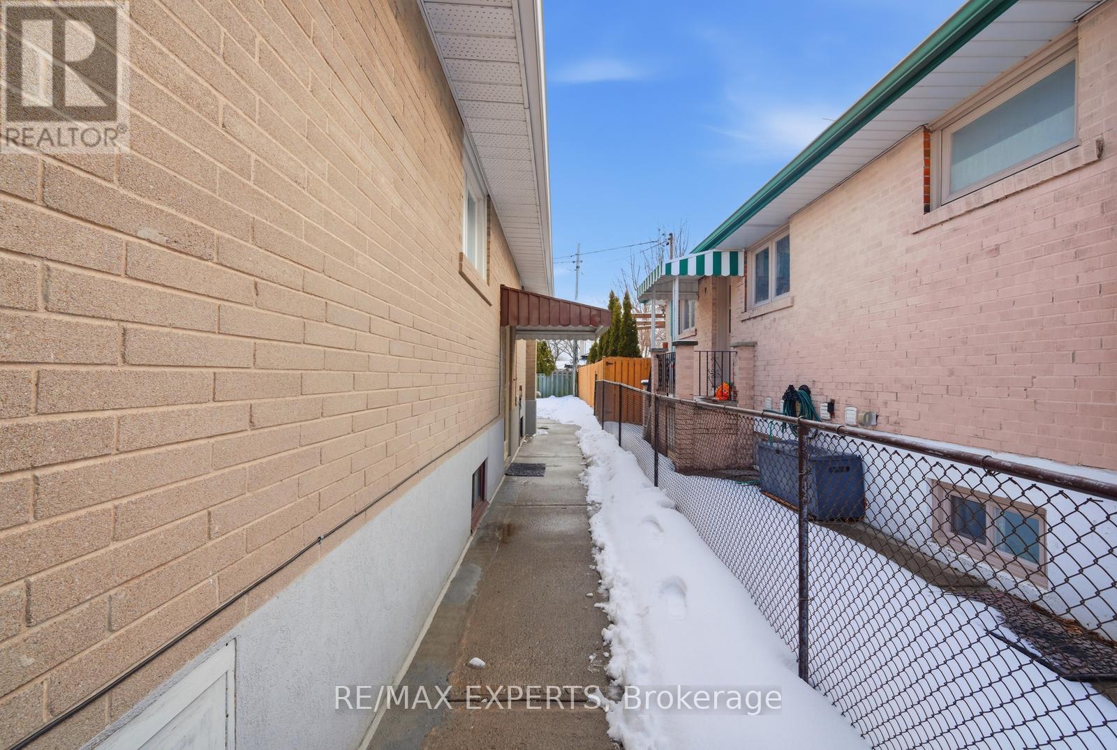 359 The Westway, Toronto, Ontario  M9R 1H1 - Photo 36 - W12826126