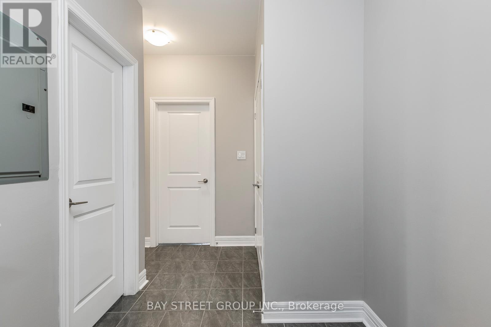 205 - 2326 Taunton Road W, Oakville, Ontario  L6H 0L3 - Photo 4 - W12826230