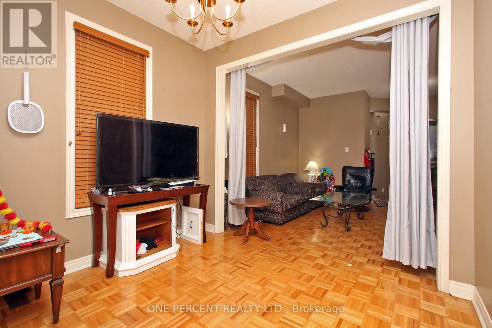 15 Martree Crescent, Brampton, Ontario  L6V 4R3 - Photo 5 - W12826280