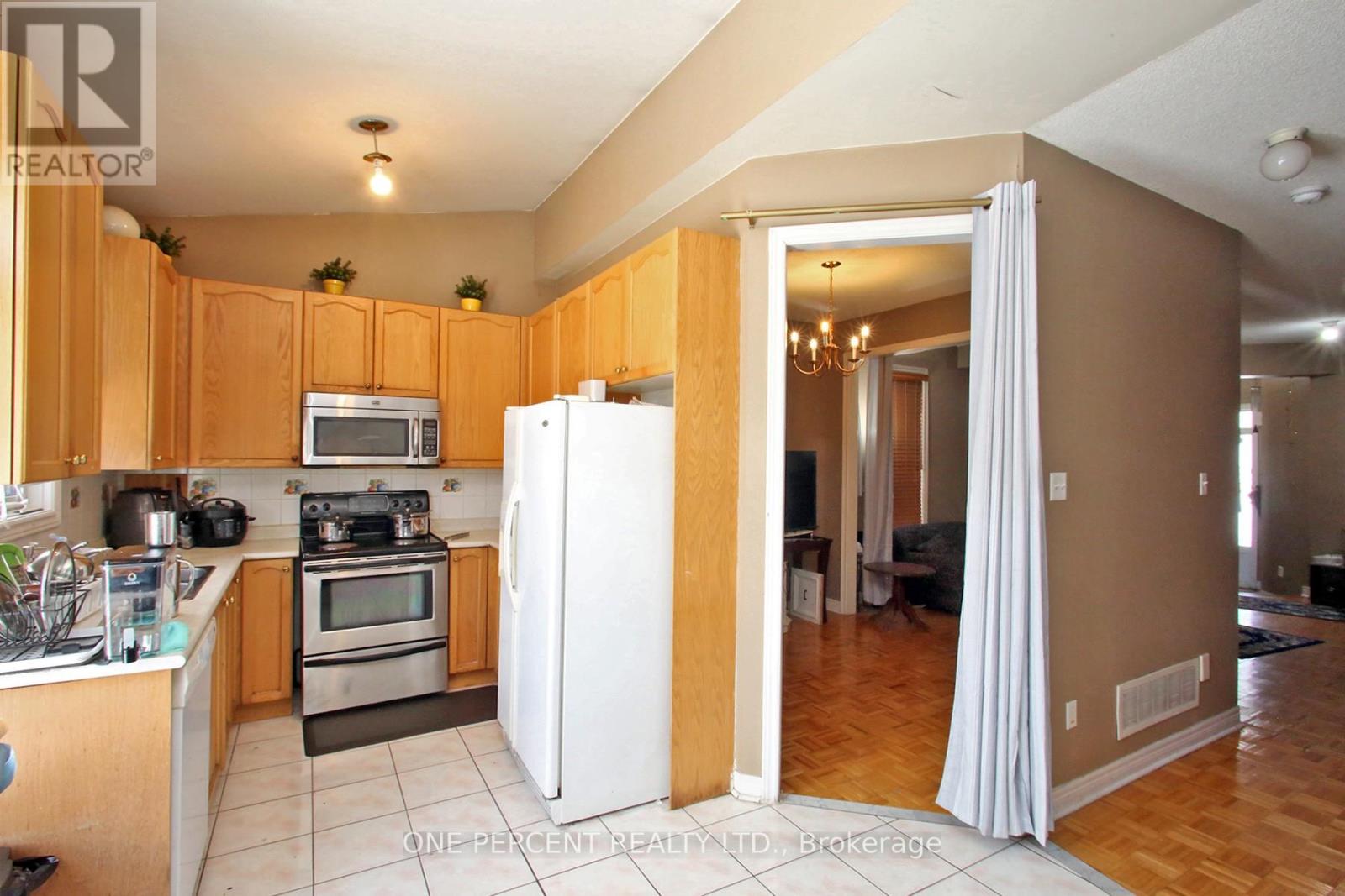 15 Martree Crescent, Brampton, Ontario  L6V 4R3 - Photo 6 - W12826280