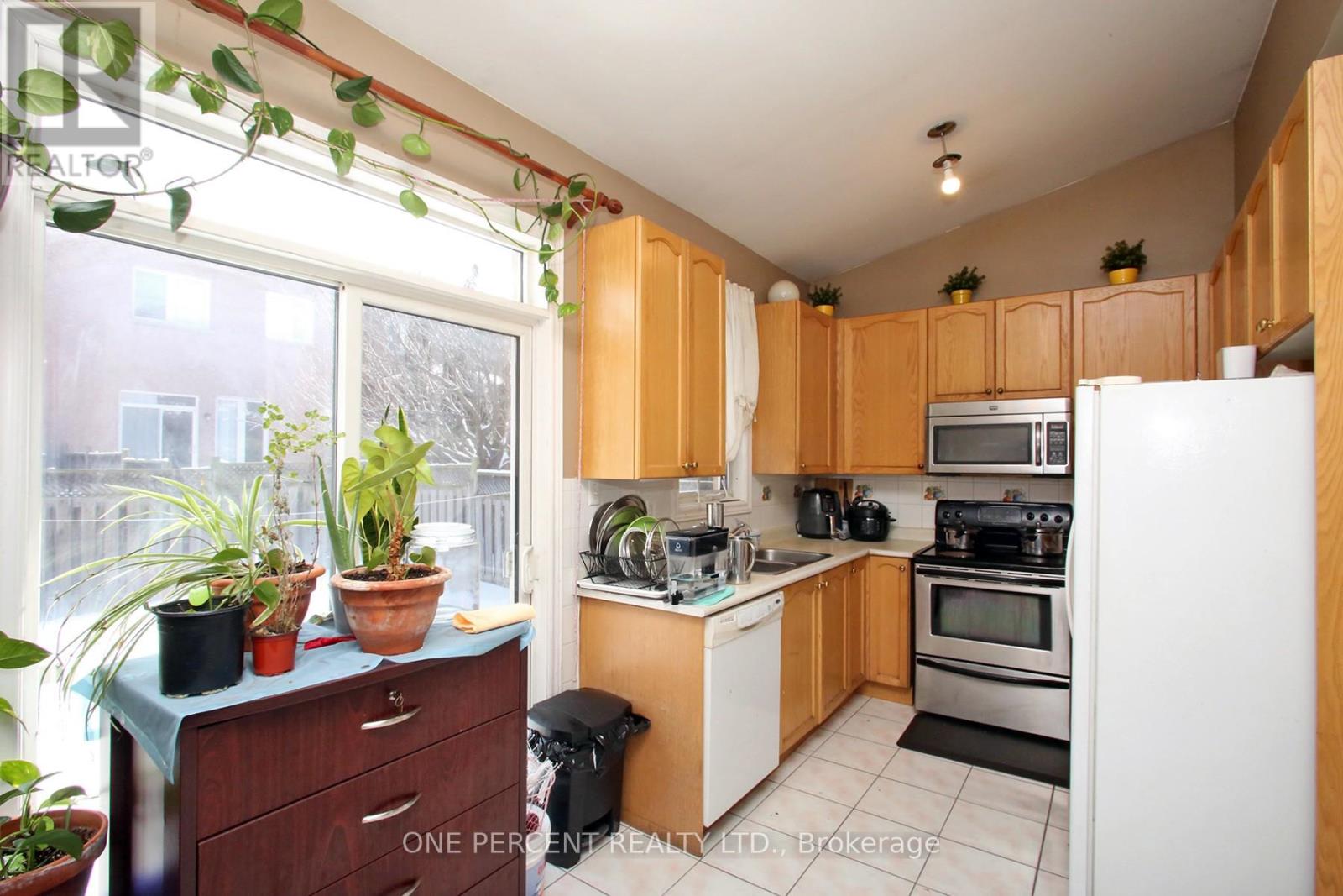 15 Martree Crescent, Brampton, Ontario  L6V 4R3 - Photo 7 - W12826280