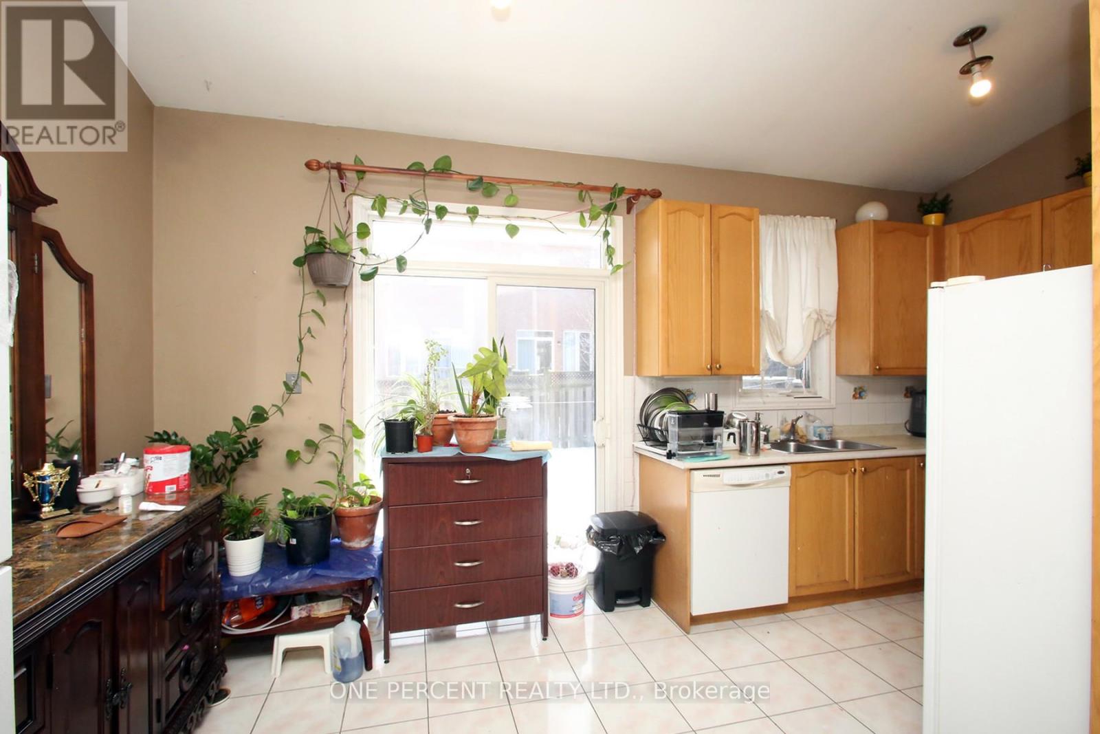 15 Martree Crescent, Brampton, Ontario  L6V 4R3 - Photo 8 - W12826280