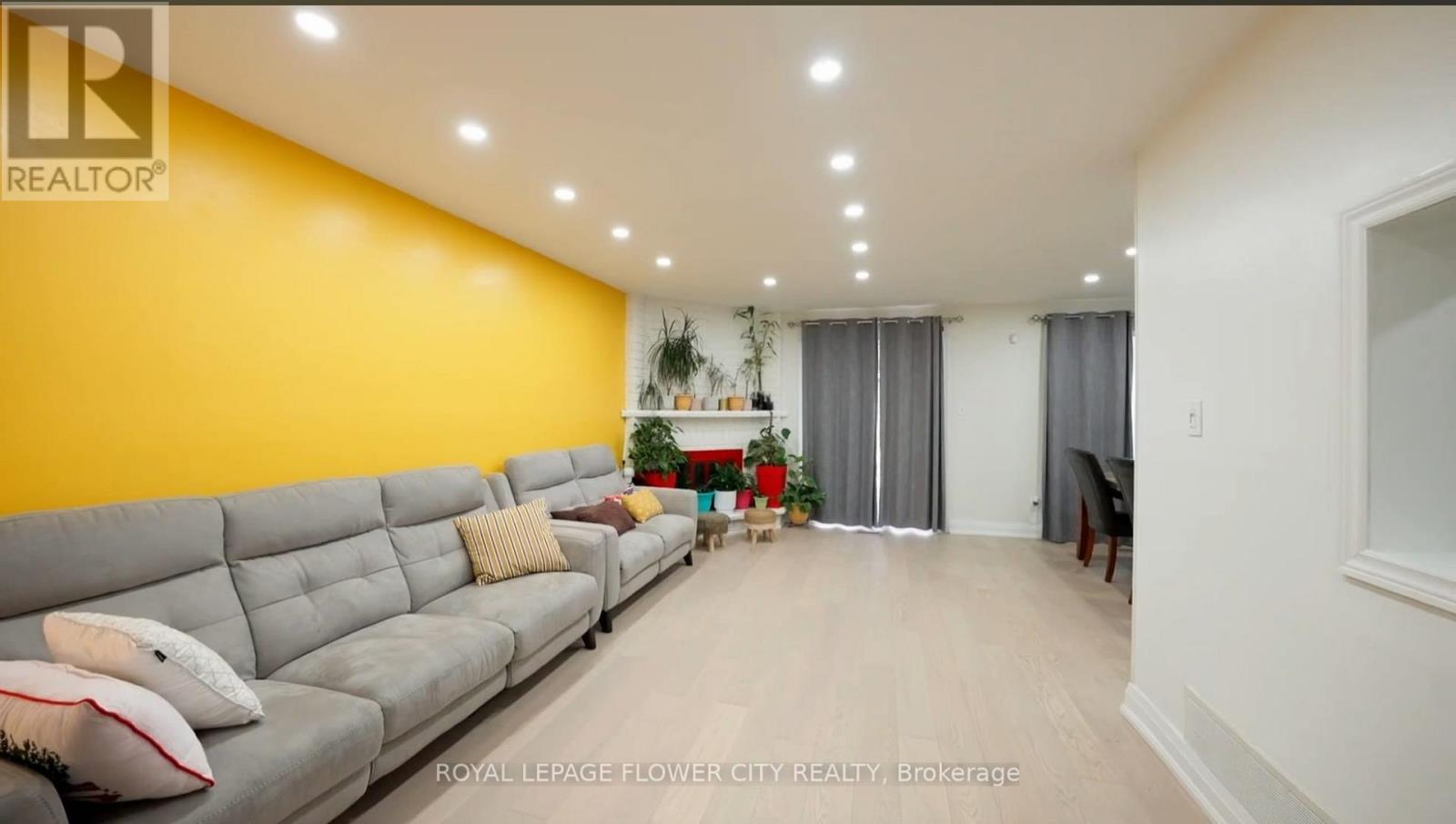 32 Payton Court W, Brampton, Ontario  L6W 3Y9 - Photo 5 - W12826284