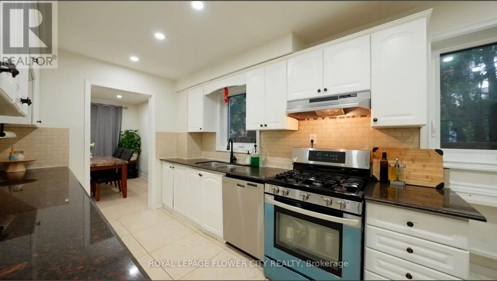 32 Payton Court W, Brampton, Ontario  L6W 3Y9 - Photo 9 - W12826284