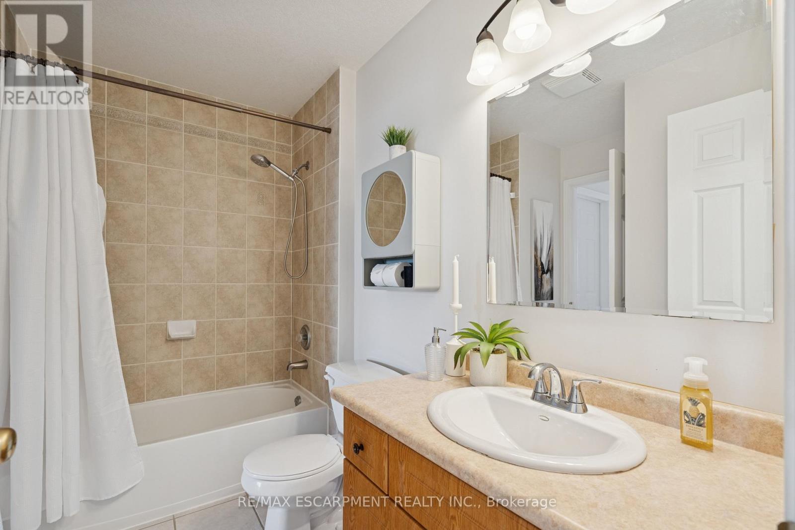 75 Doctor Moore Court, Halton Hills, Ontario  L7J 3A6 - Photo 11 - W12826294