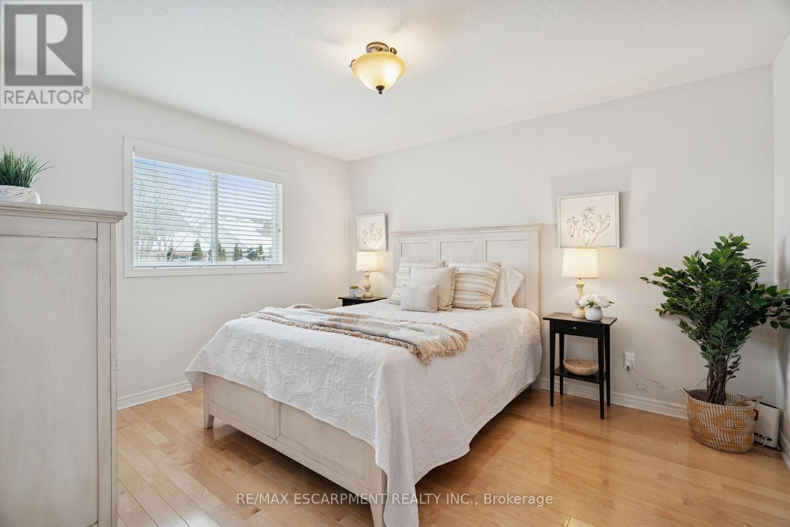 75 Doctor Moore Court, Halton Hills, Ontario  L7J 3A6 - Photo 13 - W12826294