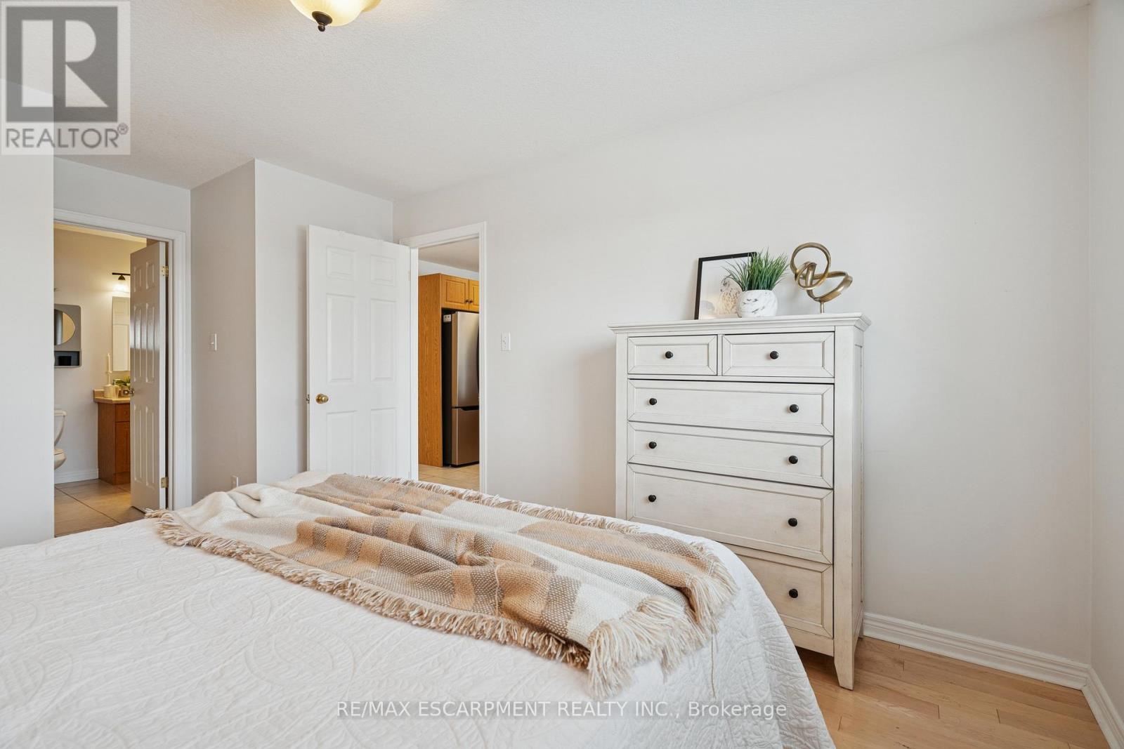 75 Doctor Moore Court, Halton Hills, Ontario  L7J 3A6 - Photo 14 - W12826294