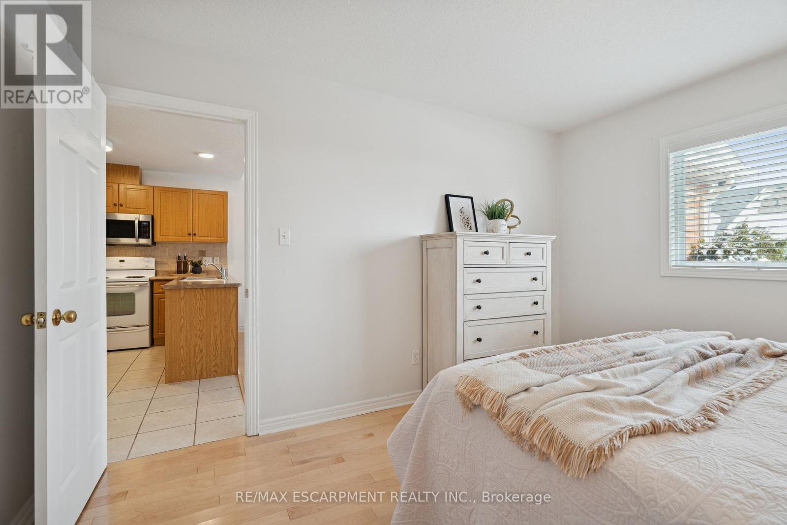 75 Doctor Moore Court, Halton Hills, Ontario  L7J 3A6 - Photo 15 - W12826294