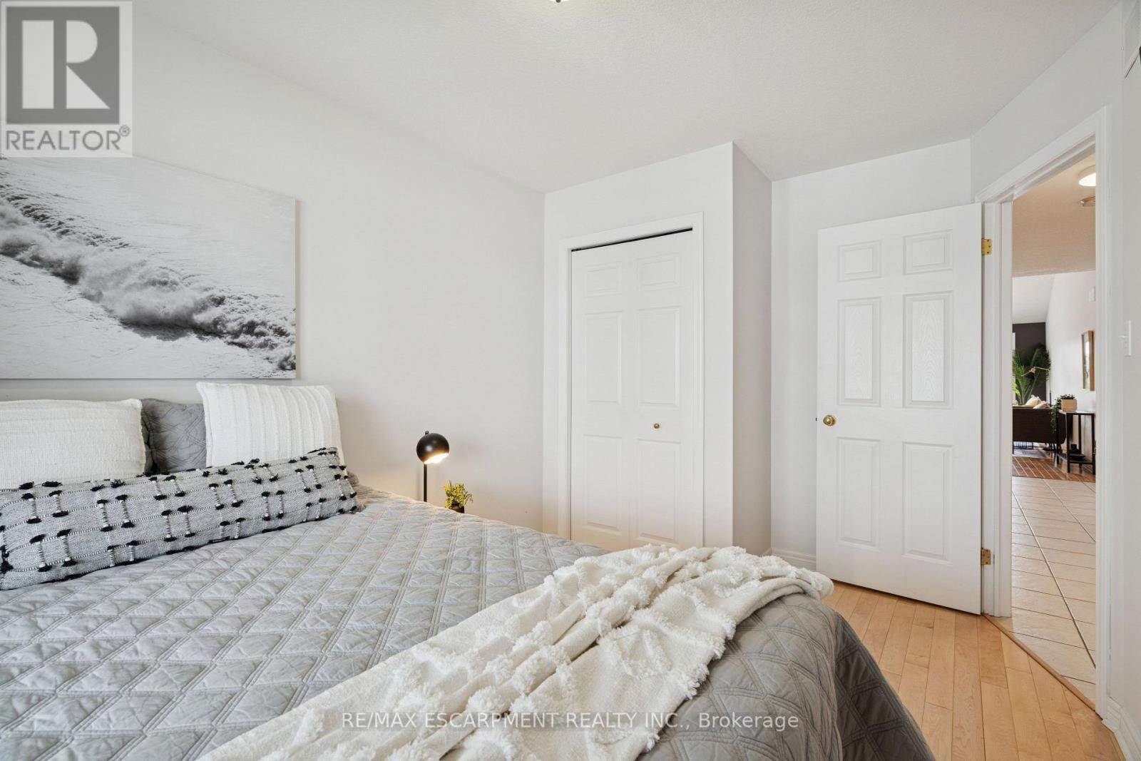 75 Doctor Moore Court, Halton Hills, Ontario  L7J 3A6 - Photo 8 - W12826294