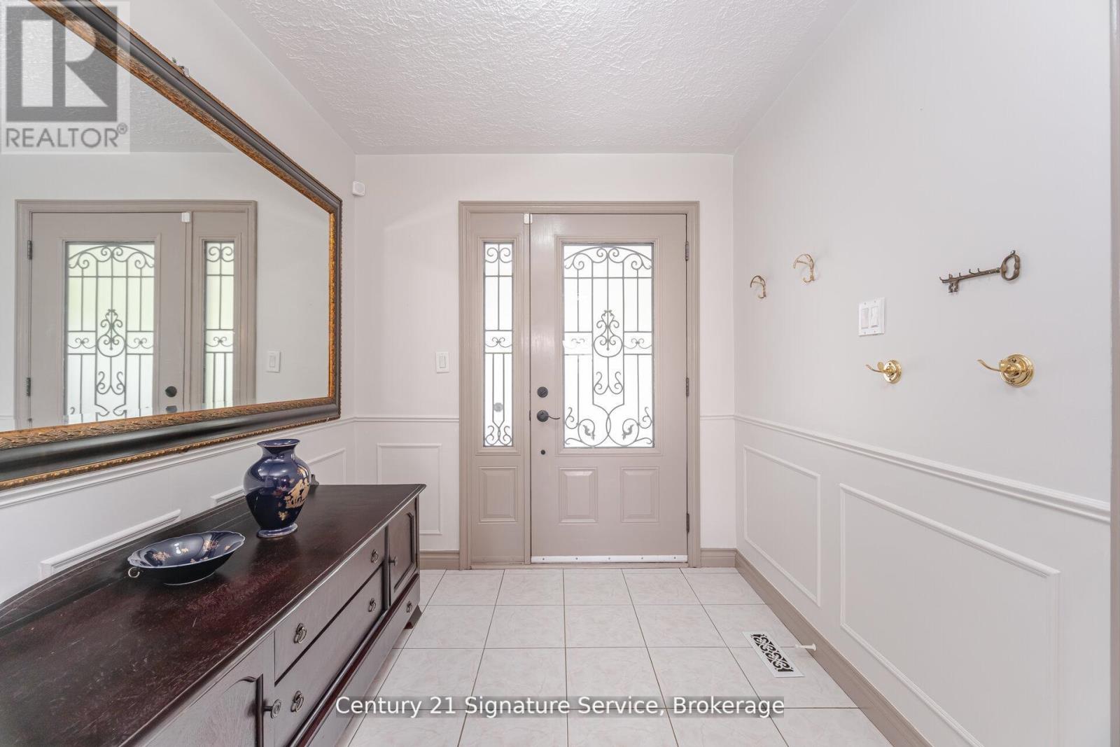 512 Selsey Drive, Mississauga, Ontario  L5A 1B9 - Photo 7 - W12826348