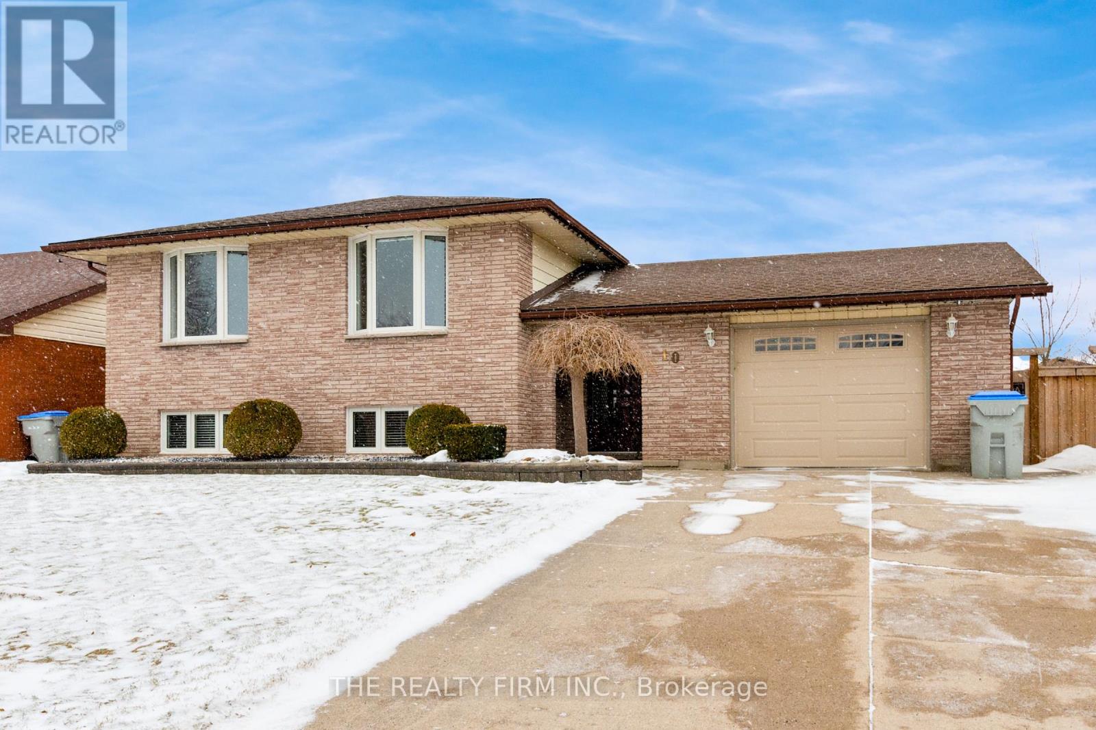 10 Westgate Avenue, Strathroy-Caradoc, Ontario  N7G 3T1 - Photo 1 - X12826394