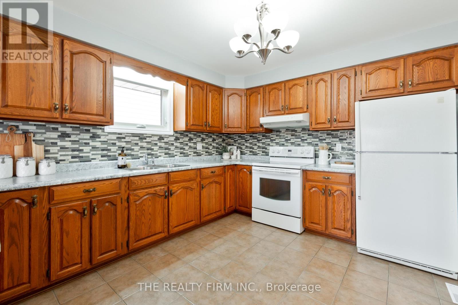 10 Westgate Avenue, Strathroy-Caradoc, Ontario  N7G 3T1 - Photo 14 - X12826394