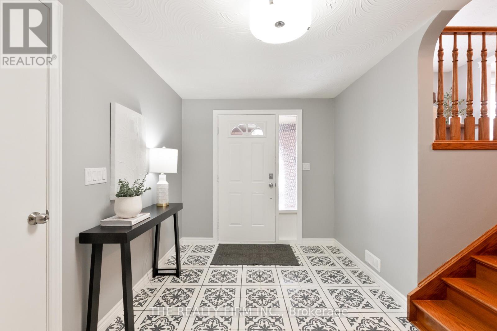 10 Westgate Avenue, Strathroy-Caradoc, Ontario  N7G 3T1 - Photo 3 - X12826394