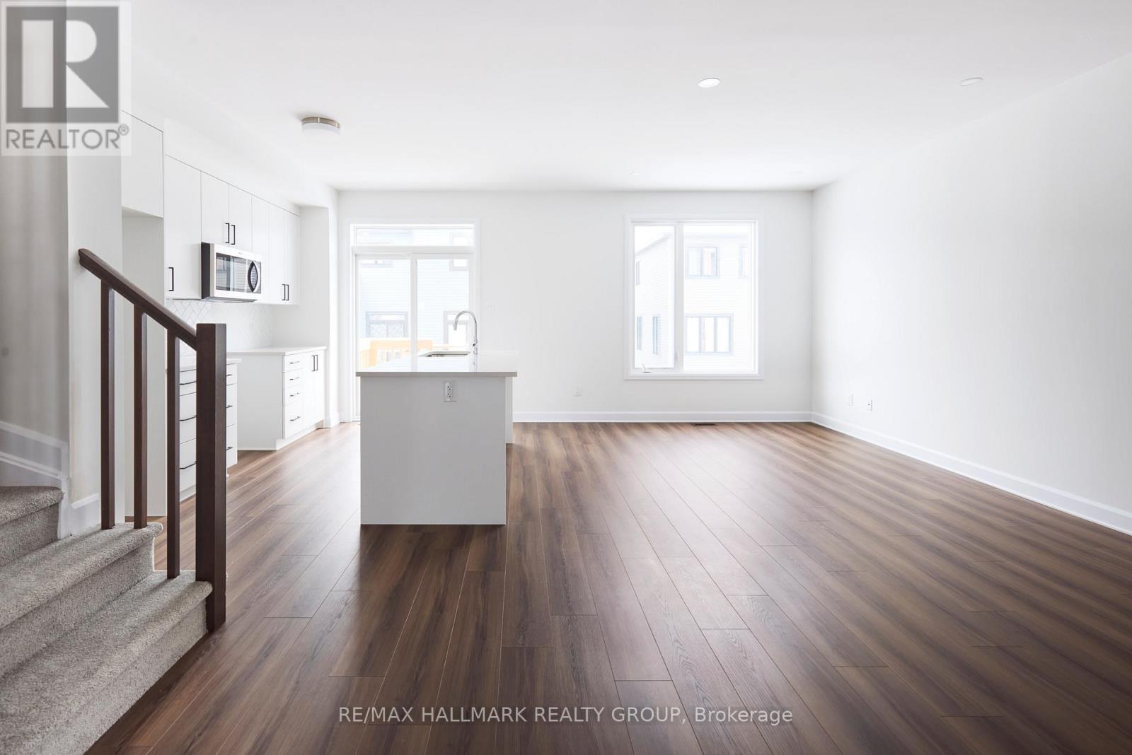 578 Roundhouse Crescent, Ottawa, Ontario  K2S 1K4 - Photo 3 - X12826514