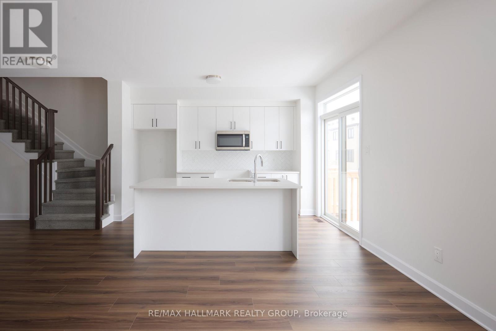 578 Roundhouse Crescent, Ottawa, Ontario  K2S 1K4 - Photo 7 - X12826514