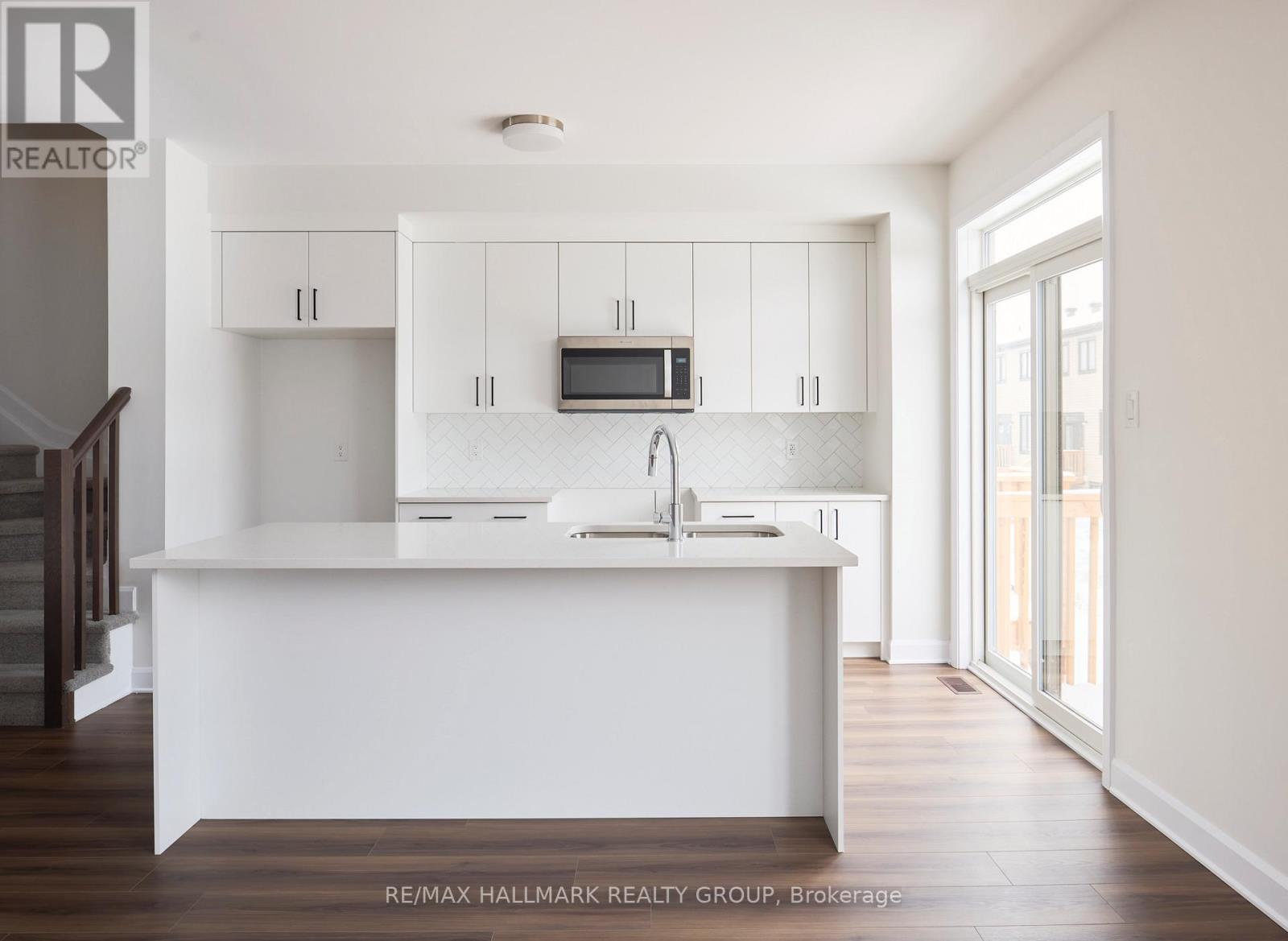 578 Roundhouse Crescent, Ottawa, Ontario  K2S 1K4 - Photo 8 - X12826514