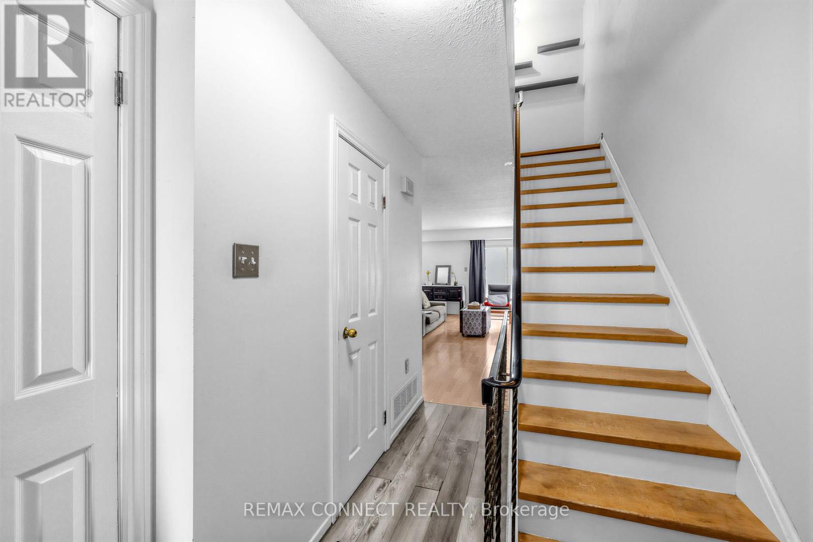165 Carolbreen Square, Toronto, Ontario  M1V 1J1 - Photo 4 - E12805424