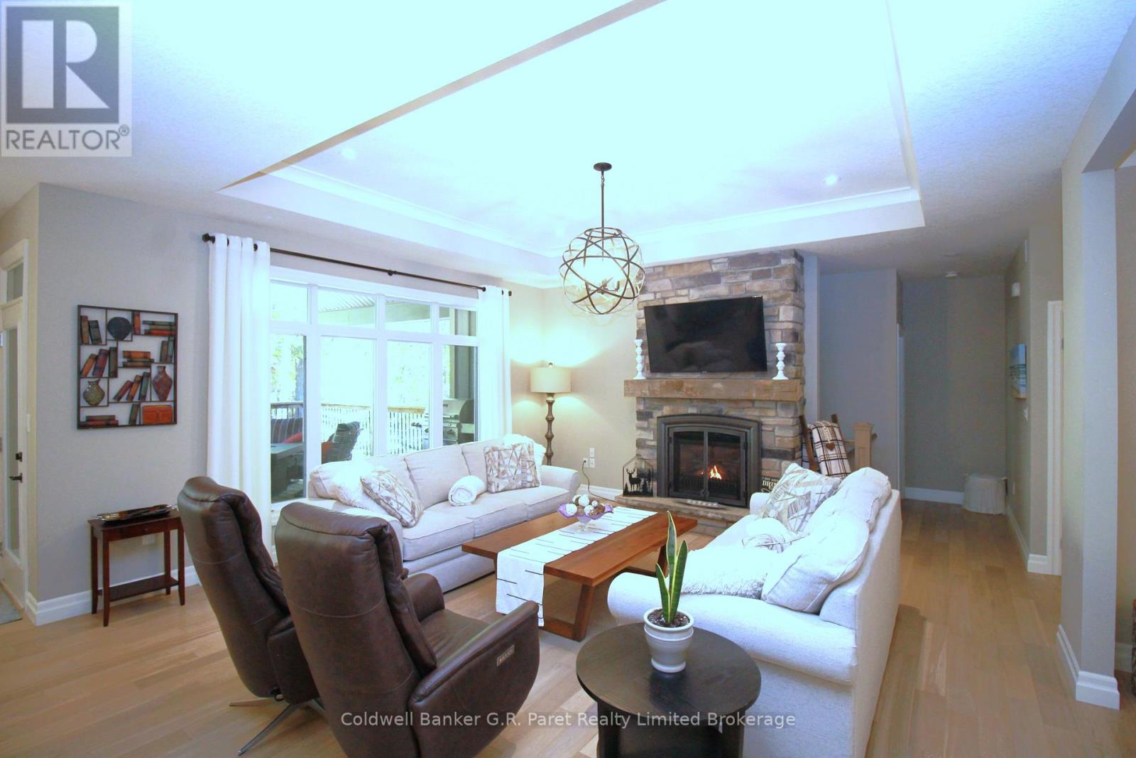 10151 Pinery Bluffs Road, Lambton Shores, Ontario  N0M 1T0 - Photo 9 - X12826354