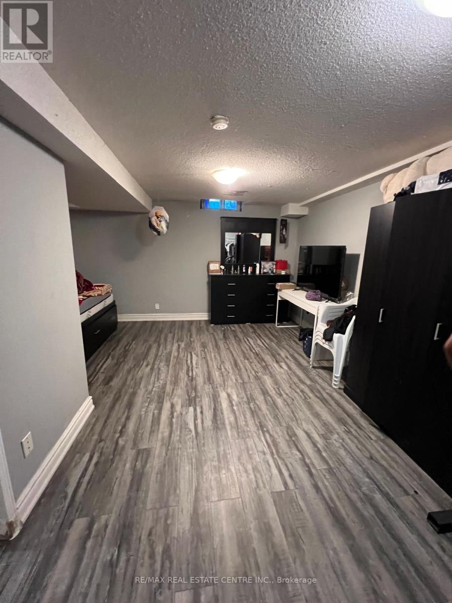 199 - 199 Baronwood Court, Brampton (Brampton North), Ontario  L6V 3H9 - Photo 11 - W12826218