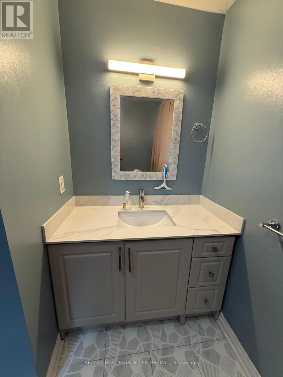 199 - 199 Baronwood Court, Brampton (Brampton North), Ontario  L6V 3H9 - Photo 9 - W12826218