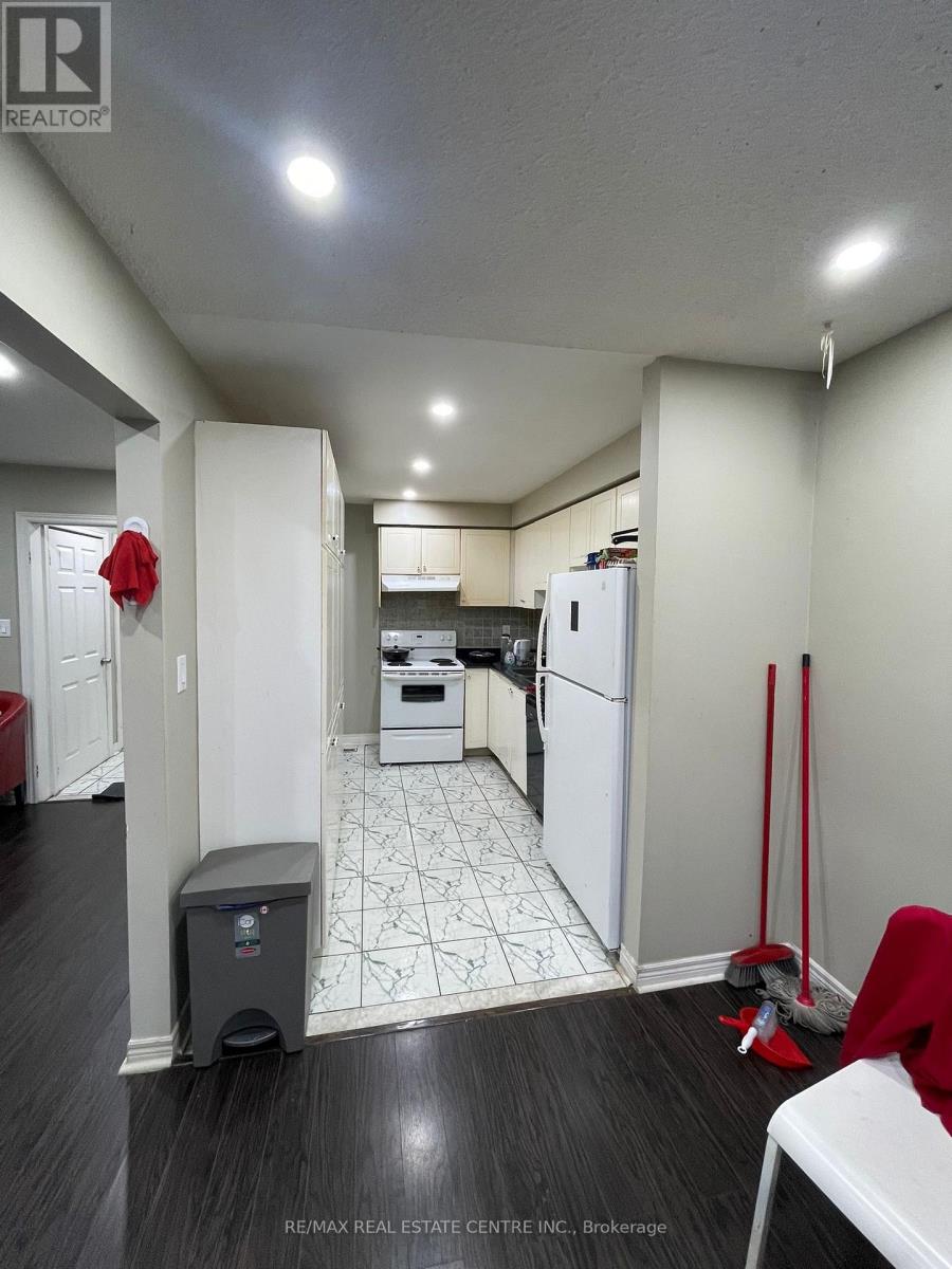 199 - 199 Baronwood Court, Brampton (Brampton North), Ontario  L6V 3H9 - Photo 4 - W12826218