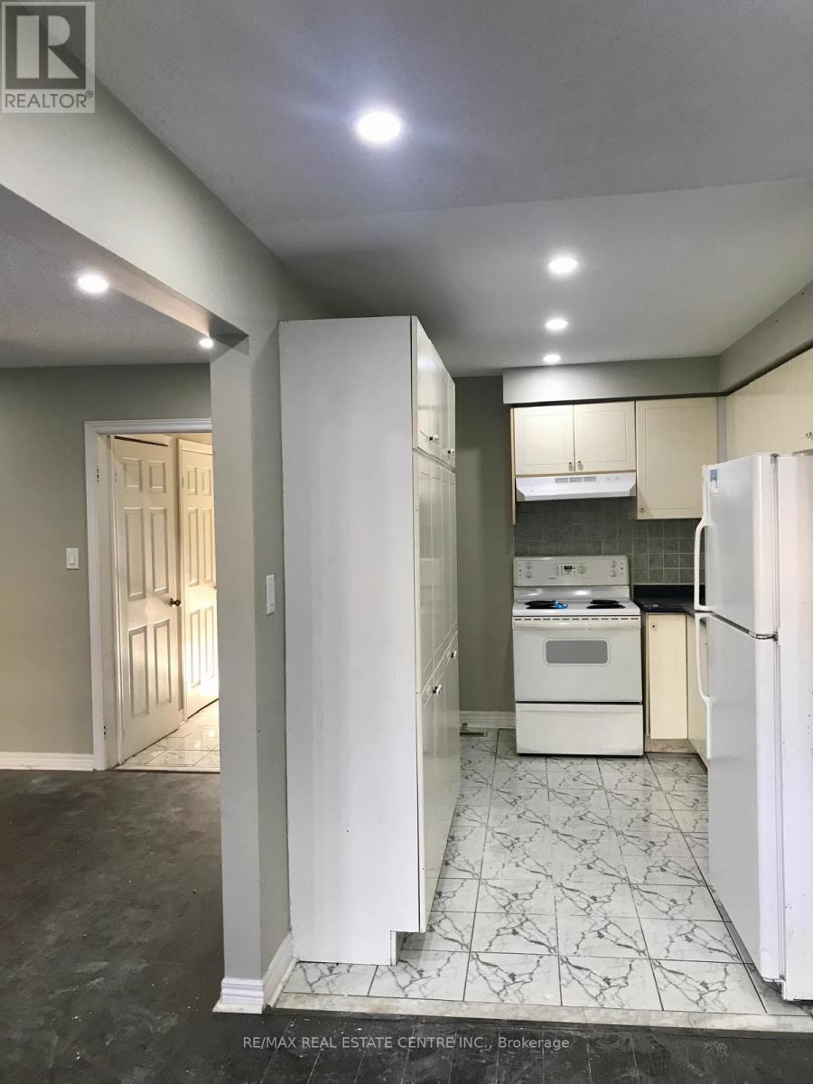 199 - 199 Baronwood Court, Brampton (Brampton North), Ontario  L6V 3H9 - Photo 2 - W12826218