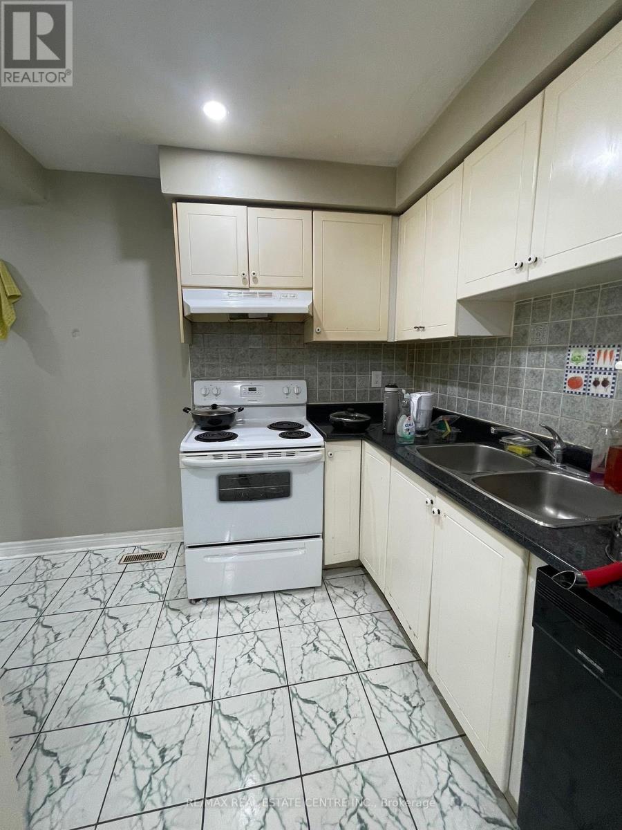 199 - 199 Baronwood Court, Brampton (Brampton North), Ontario  L6V 3H9 - Photo 3 - W12826218