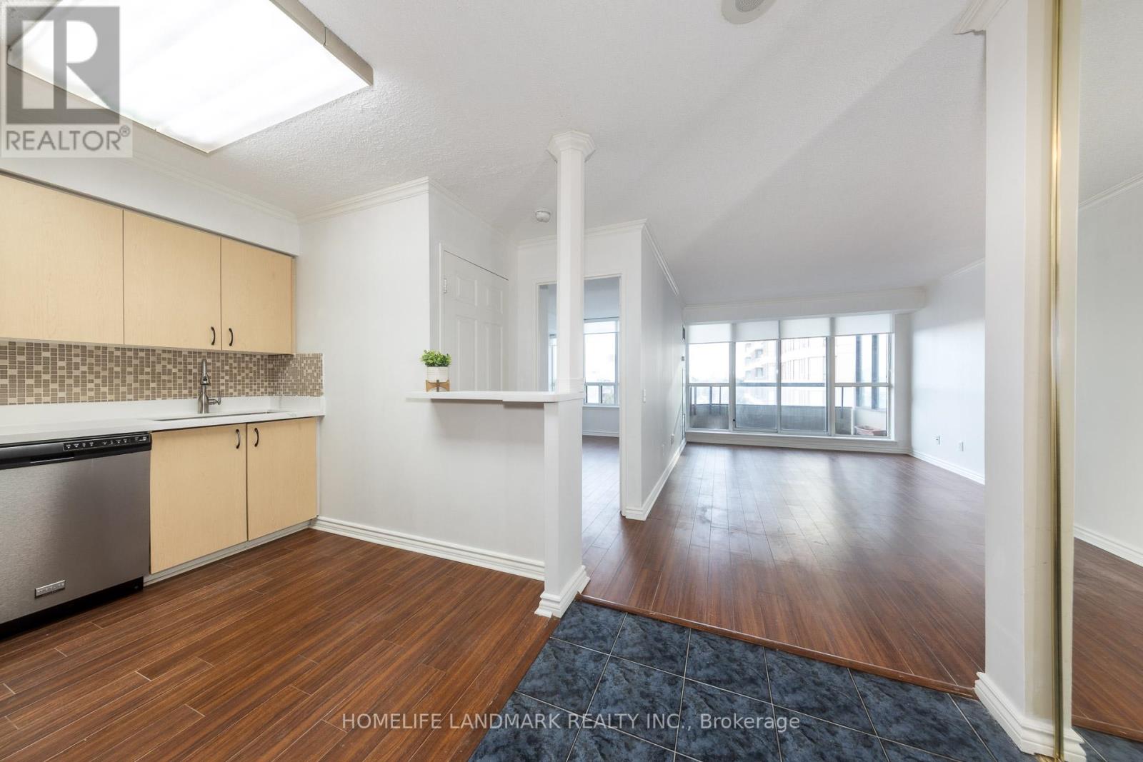 711 - 91 Townsgate Drive, Vaughan, Ontario  L4J 8E8 - Photo 2 - N12826440