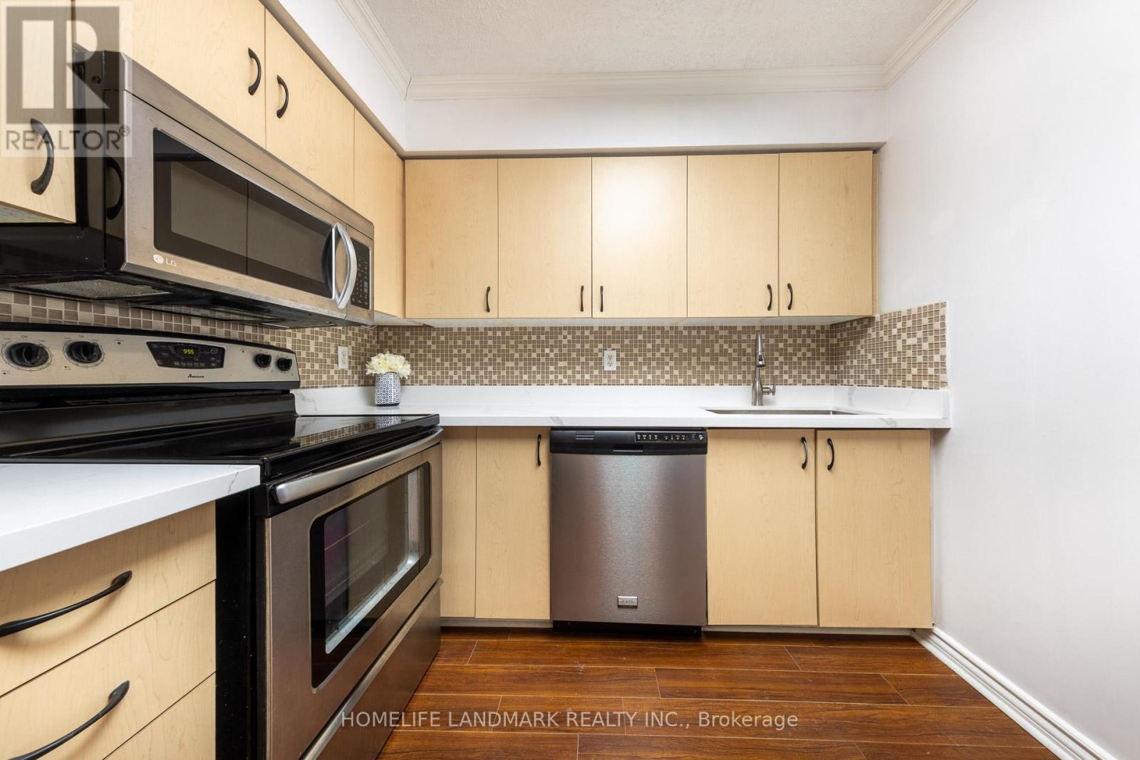 711 - 91 Townsgate Drive, Vaughan, Ontario  L4J 8E8 - Photo 5 - N12826440