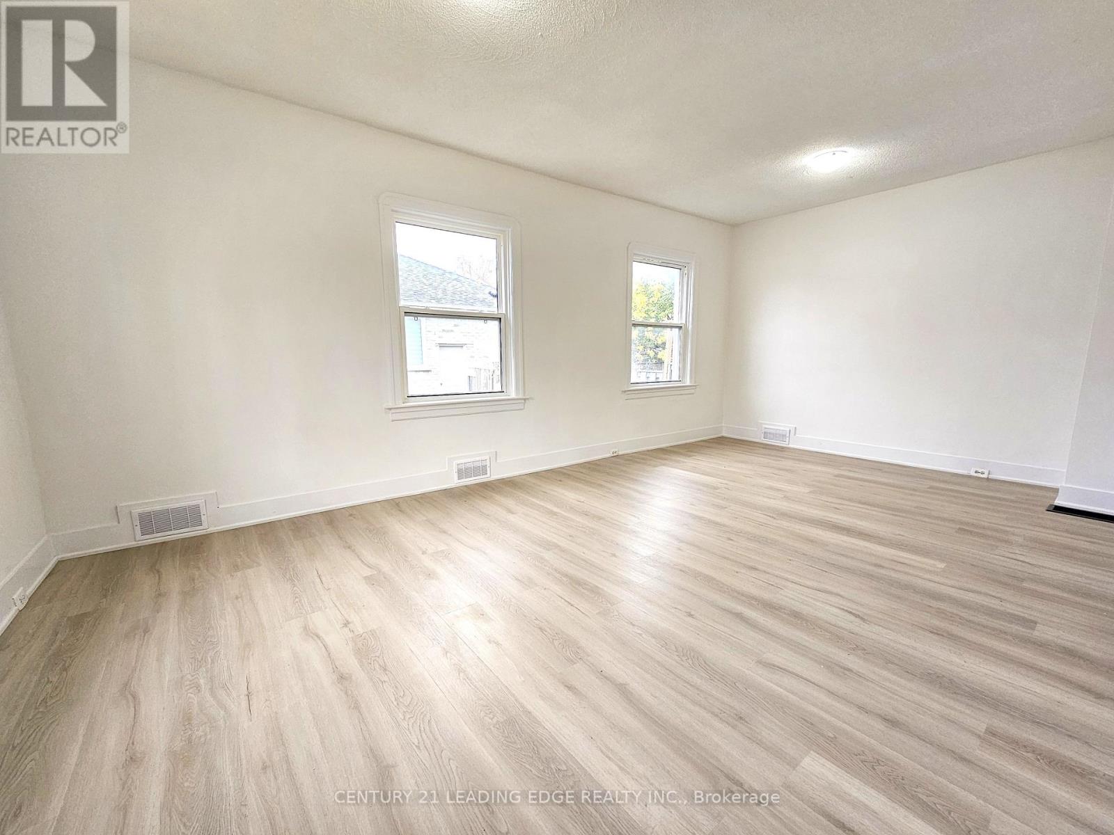 399 The Queensway South, Georgina, Ontario  L4P 2C6 - Photo 6 - N12826500