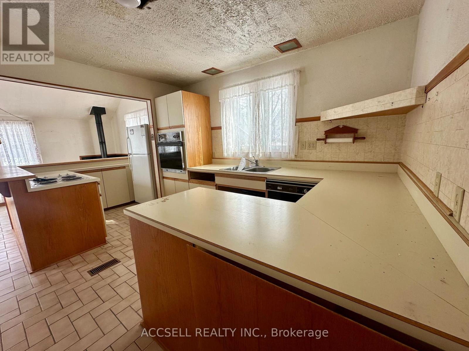 18627 Hurontario Street, Caledon, Ontario  L7K 0X9 - Photo 12 - W12826496