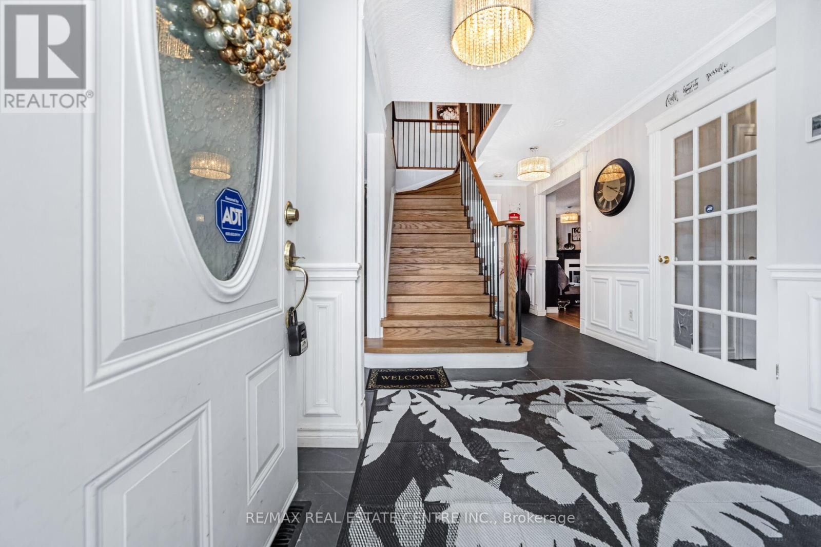 5 Lilly Crescent, Brampton, Ontario  L6Y 3K1 - Photo 4 - W12826506