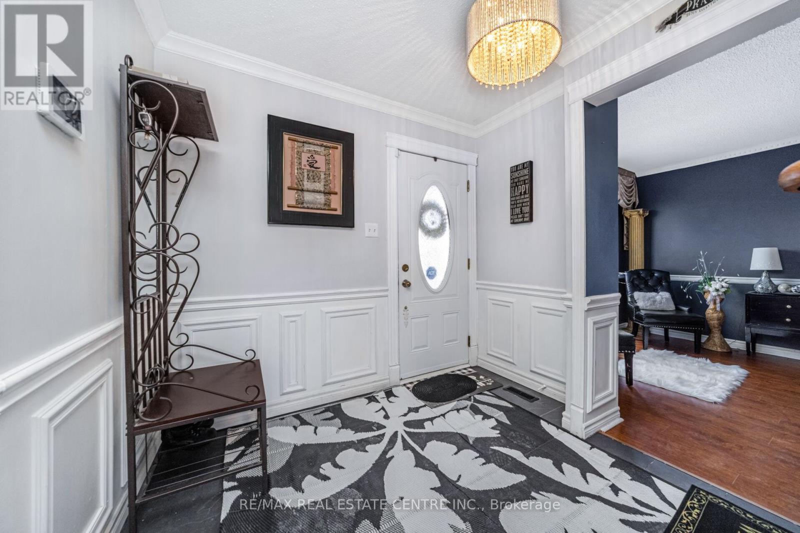 5 Lilly Crescent, Brampton, Ontario  L6Y 3K1 - Photo 5 - W12826506