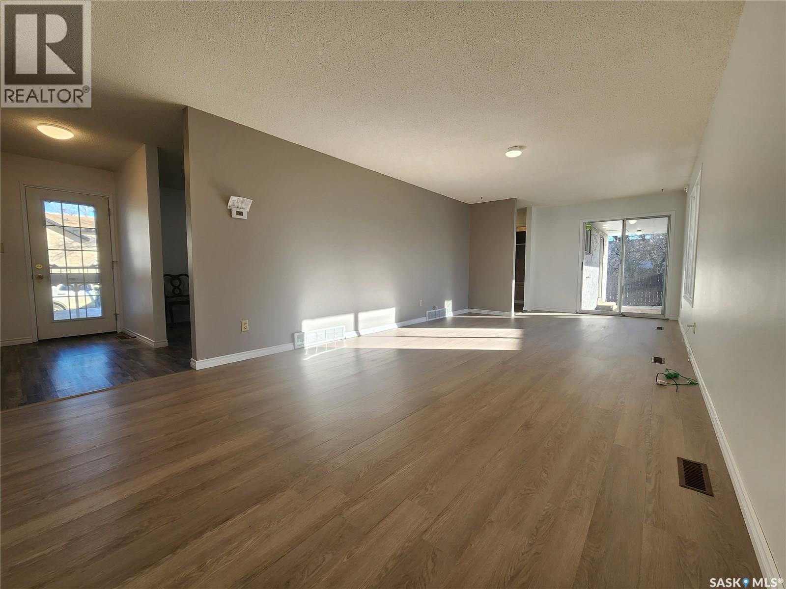 601 Centre Street, Assiniboia, Saskatchewan  S0H 0B0 - Photo 3 - SK029114