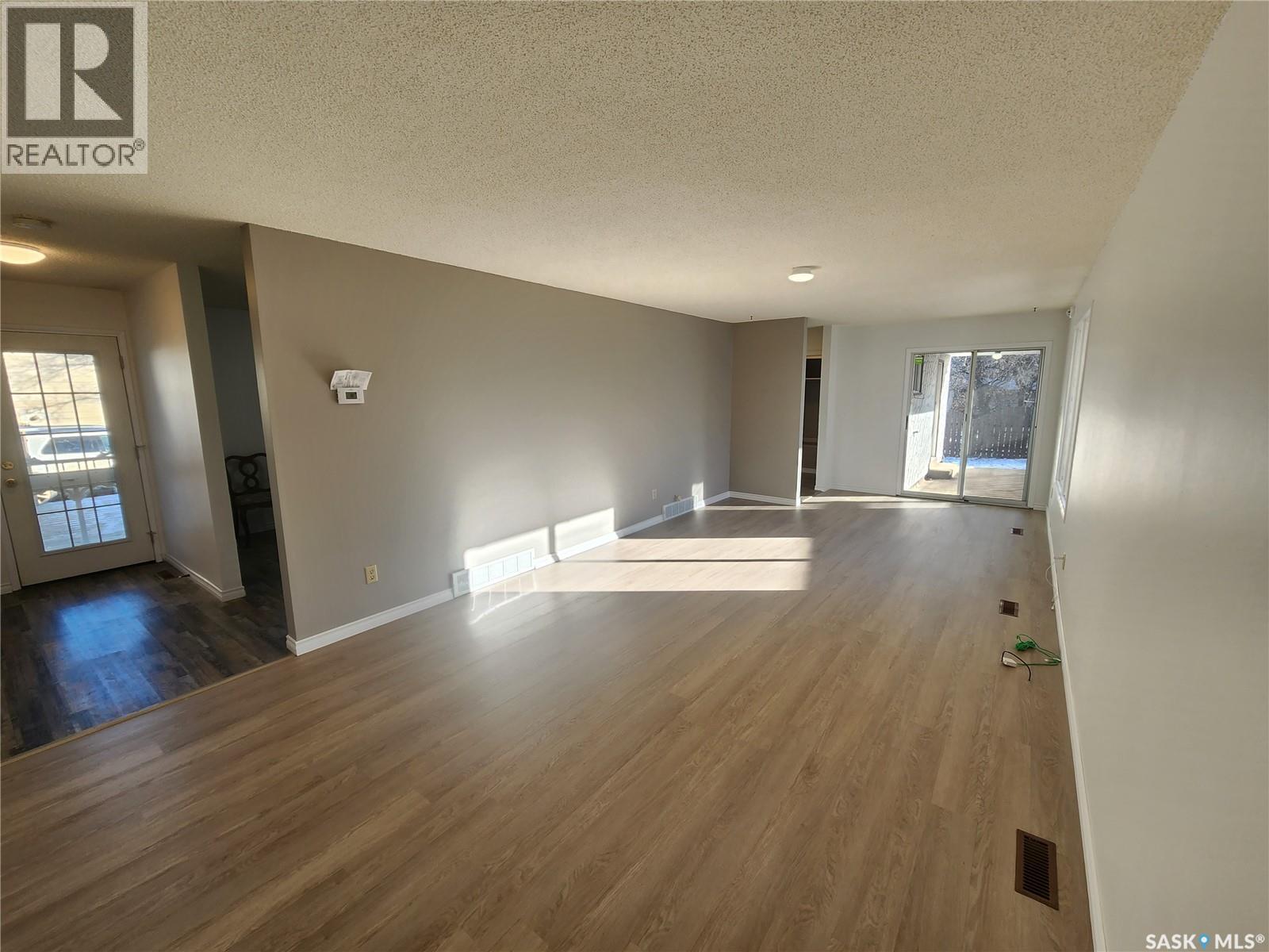 601 Centre Street, Assiniboia, Saskatchewan  S0H 0B0 - Photo 4 - SK029114