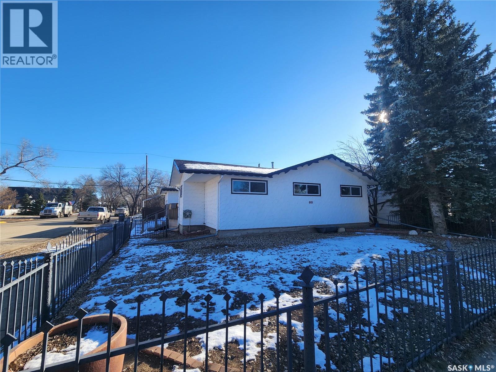 601 Centre Street, Assiniboia, Saskatchewan  S0H 0B0 - Photo 43 - SK029114