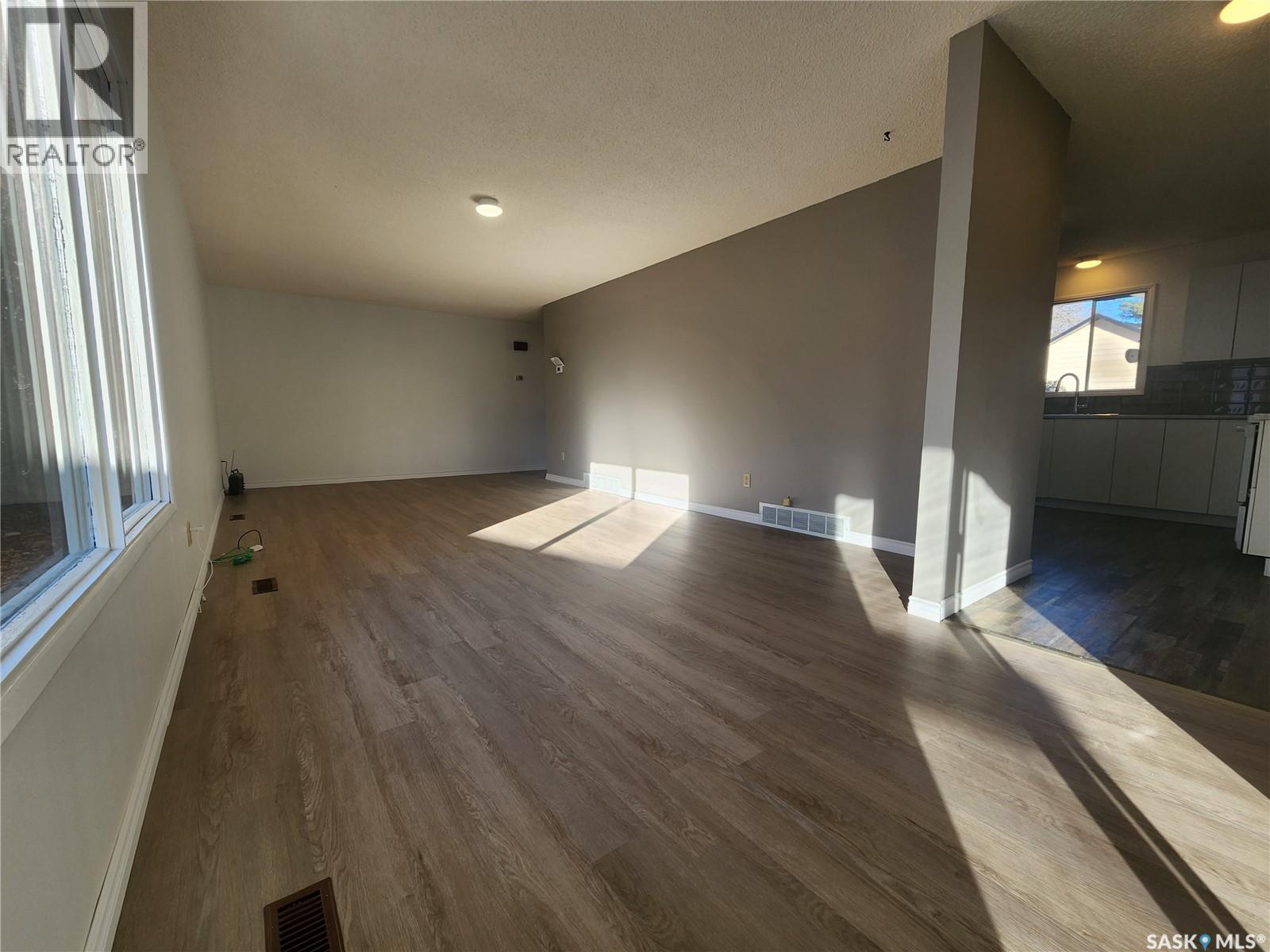 601 Centre Street, Assiniboia, Saskatchewan  S0H 0B0 - Photo 5 - SK029114