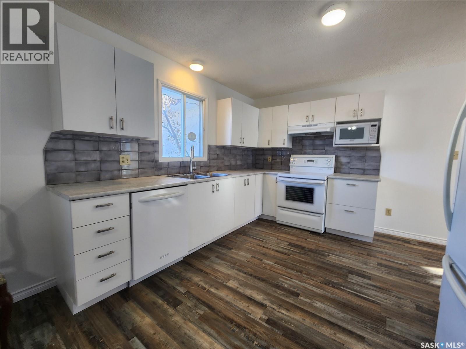 601 Centre Street, Assiniboia, Saskatchewan  S0H 0B0 - Photo 8 - SK029114