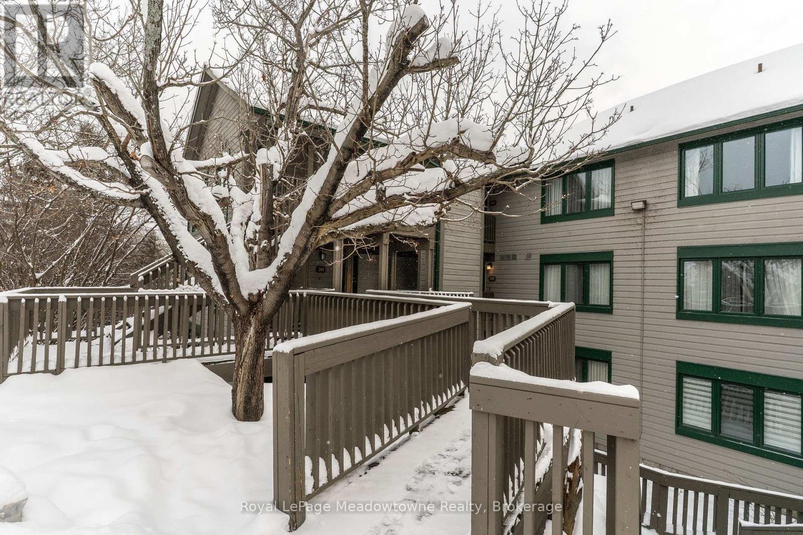 301 - 34 Deerhurst Greens Road, Huntsville, Ontario  P1H 1A9 - Photo 4 - X12612096