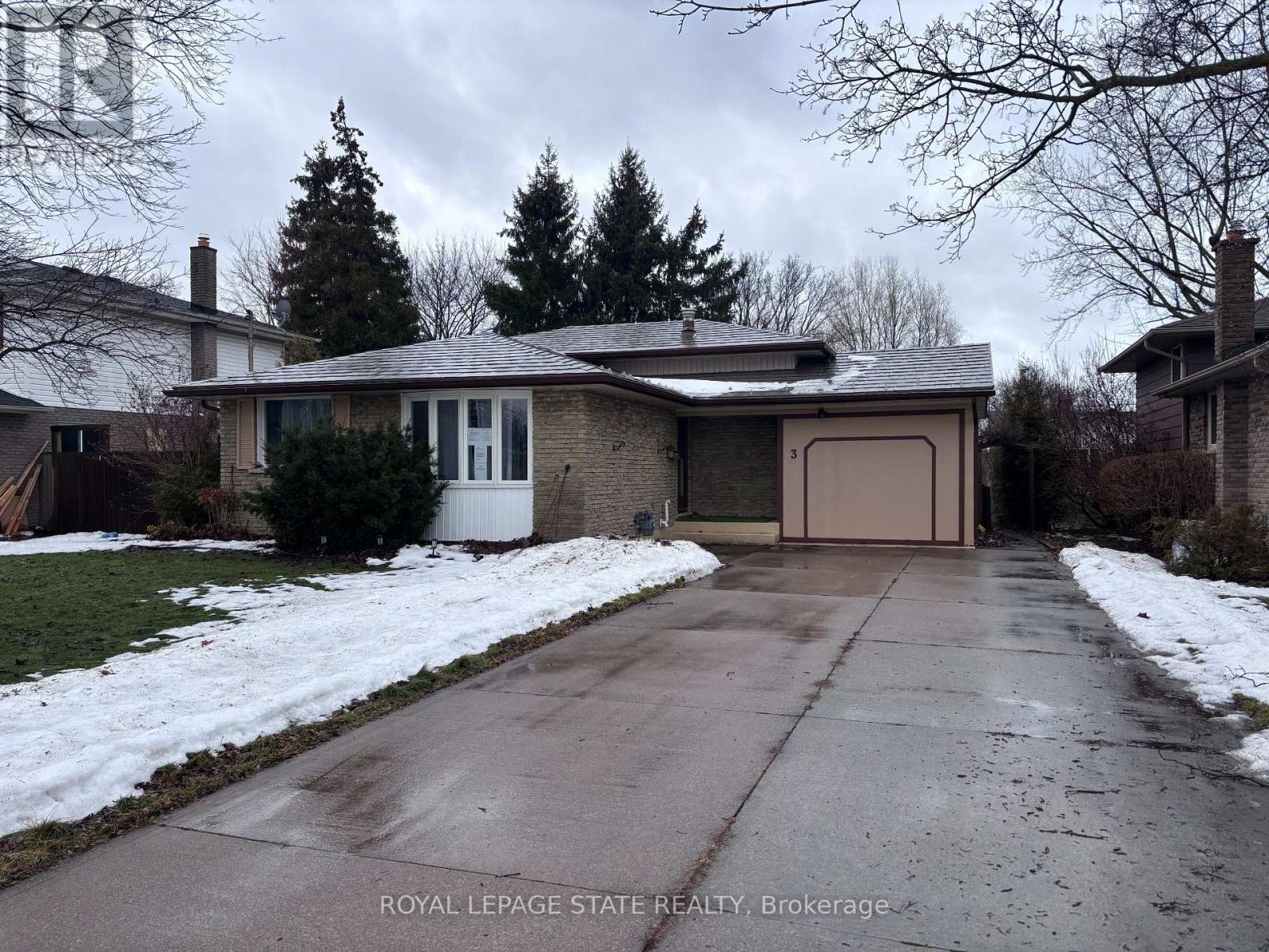 3 Governor Simcoe Drive, St. Catharines, Ontario  L2N 3J1 - Photo 2 - X12826482